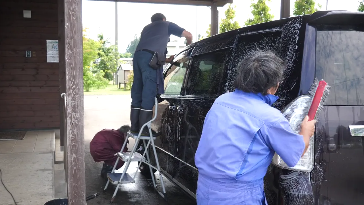 洗車、資源分別、運搬、室内作業、圃場管理に取り組む人たち